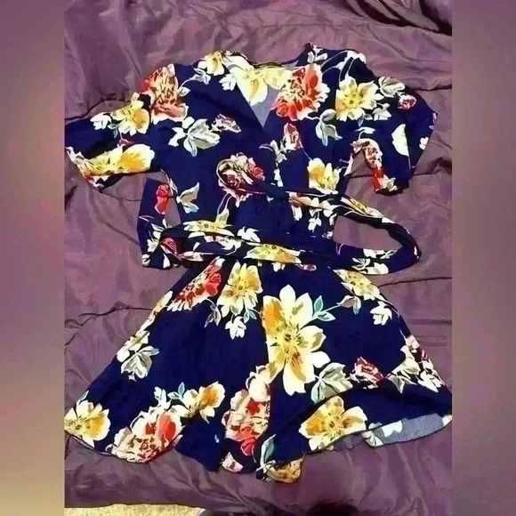 Blue Blush floral romper with belt size  small like new - Picture 5 of 5